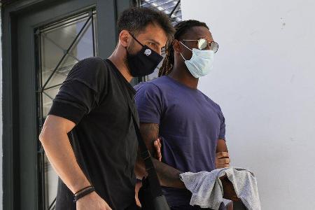 Rúben Semedo (r.) wird von einem Beamten in Handschellen abgeführt.