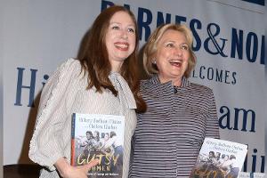 Chelsea (l.) und Hillary Clinton 2019 bei der Vorstellung ihres gemeinsamen Buches "The Book of Gutsy Women".