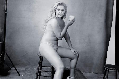 Auch die amerikanische Komikerin Amy Schumer (34) zog sich für den Kalender aus. Ganz natürlich zeigt sich die 