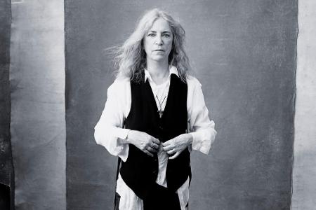 Pirelli muss nicht immer nackt sein: Bei Musikerin Patti Smith (68) blieb die Kleidung an. 2016 zeigt der Kalender etwas wen...