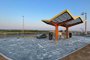 Mit 300 kW Laden unterm Dach