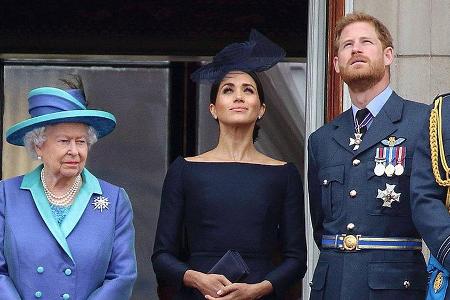 Die Queen mit Herzogin Meghan und Prinz Harry auf dem Balkon des Buckingham Palasts.