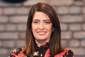 TV-Triell: Linda Zervakis lädt Baerbock, Scholz und Laschet ein