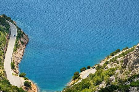 In Kroatien etwa sind außerorts 90, auf Schnellstraßen 110 und auf Autobahnen 130 km/h erlaubt.