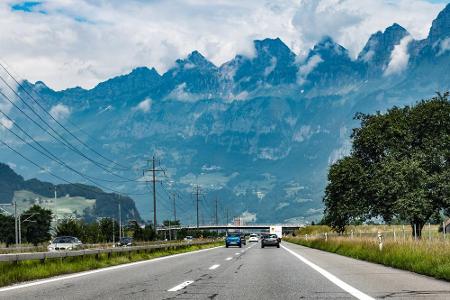 Vorsicht in der Schweiz: Wer hier geblitzt wird, zahlt horrende Bußgelder. Heißt: Außerorts nie schneller als 80 fahren, auf...