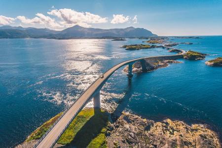 Um in den Genuss der spektakulären Atlantikstraße in Norwegen zu kommen, gilt: Außerorts nur 80 und ansonsten ein allgemeine...
