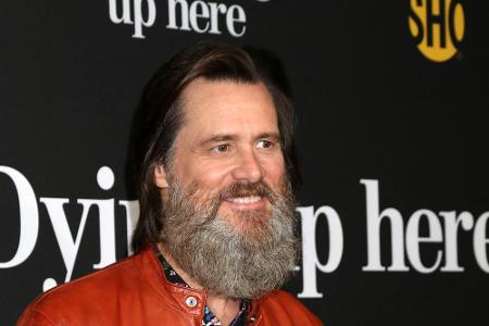 Immerhin lässt ihn der Bart älter wirken - denn wie ein Großvater sieht Jim Carrey mit seinen 55 Jahren definitiv nicht aus....