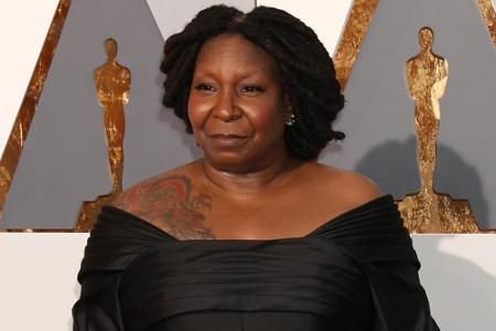 Schauspielerin Whoopi Goldberg setzt noch einen drauf: Denn sie war im Jahr 2014, mit 58 Jahren, nicht nur stolze Oma, sonde...