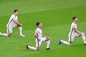 Zeichen gegen Rassismus: Englands Teams gehen weiter in die Knie