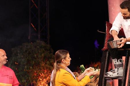 Steffen Henssler (r.) muss in Folge eins neben dem Grill Platz nehmen.