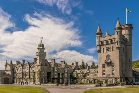 Im schottischen Hochland ist das Schloss Balmoral zu finden. Schon als Elizabeth II. noch ein Kind war, zog es die royale Fa...