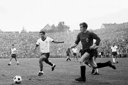 Am 14. August 1965 bestreitet Gerd Müller (li.) das erste Bundesligaspiel seiner Karriere. Spätestens am Ende der Hinrunde w...
