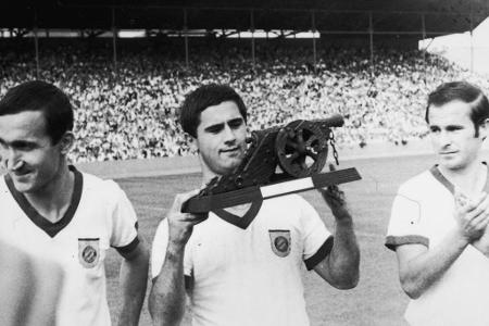 Nach der Saison 1966/67 feiert Gerd Müller eine persönliche Premiere: Erstmals gewinnt der damals 22-Jährige die Torjägerkan...