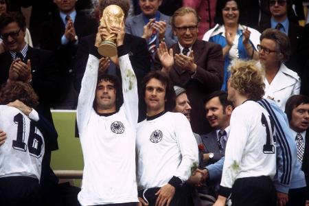 Anschließend reckt der 'Bomber' den begehrtesten Pokal der Fußball-Historie in den Münchner Abendhimmel. Wenige Tage später ...