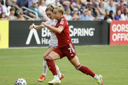 Nach 336 Tagen: Nationalspielerin Gwinn feiert Comeback nach Kreuzbandriss Nach 336 Tagen: Nationalspielerin Gwinn feiert Comeback nach Kreuzbandriss