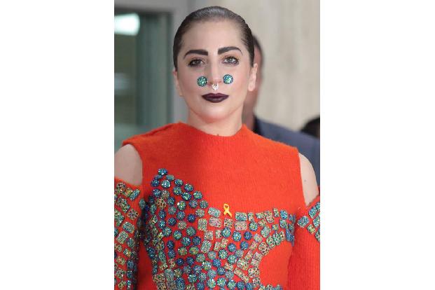 ...wild mit eurem Schminkkasten experimentiert, dann doch bitte so extrem, dass der Make-Up-Patzer zur Not noch als Kunst du...