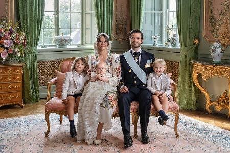 Die Taufe scheint dem kleinen Prinz Julian gefallen zu haben. Auf dem offiziellen Foto zum Event sitzt er auf Mamas Schoss. ... Die Taufe scheint dem kleinen Prinz Julian gefallen zu haben. Auf dem offiziellen Foto zum Event sitzt er auf Mamas Schoss. ...