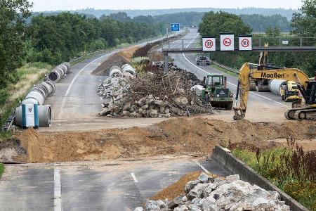 Auch Autobahnen wurden bei der Flutkatastrophe im Juli schwer beschädigt. Auch Autobahnen wurden bei der Flutkatastrophe im Juli schwer beschädigt.