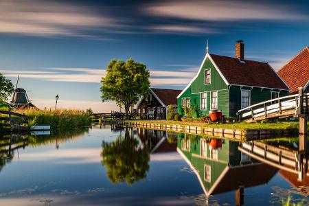 In Zaanse Schans, dem originalgetreuen Nachbau des Arbeiterviertels Zaan, kann man Bewohnern dabei zusehen, wie sie Käse mac...