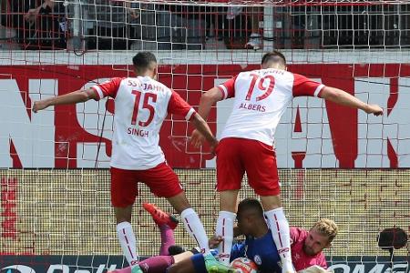 Rückschlag für Spitzenreiter Regensburg - Ducksch lässt Bremen jubeln Rückschlag für Spitzenreiter Regensburg - Ducksch lässt Bremen jubeln
