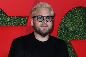 Jonah Hill überrascht mit Surfer-Look und besonderer Botschaft