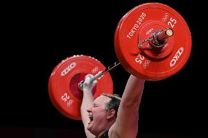 Erste transgender Athletin Hubbard bei Olympia ausgeschieden