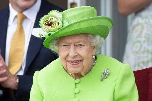 Queen Elizabeth II. nimmt an Zeremonie für schottische Helden Teil