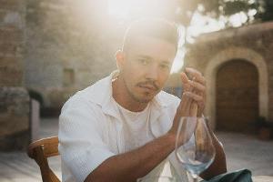 Nico Santos nimmt neuen Song mit seiner Familie auf