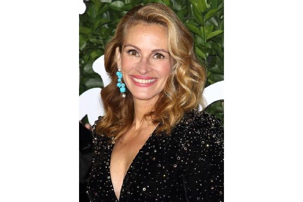 Auch Julia Roberts will lieber Wasser sparen und sieht die tägliche Dusche oder regelmäßiges Baden als unnötig an. Deodorant...
