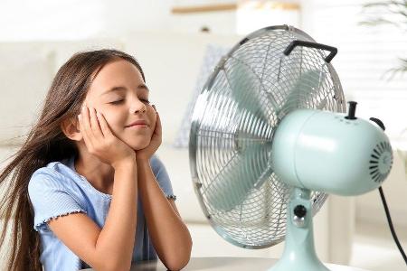 Sommerhitze in der Wohnung kann man mit verschiedenen Mitteln bekämpfen.