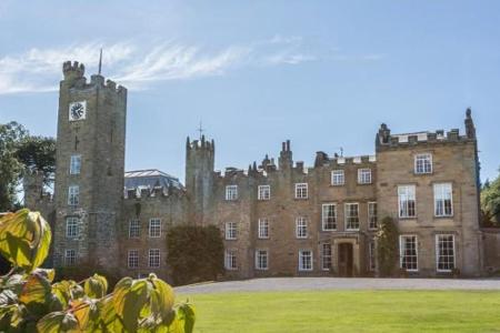 Haben Sie schon mal einen Urlaub auf einer echten Burg verbracht? Das ist im Pentre Castle im Norden von Wales möglich. Hier...