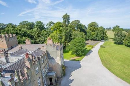 Die Burg bietet ihren Gästen 26 Zimmer mit antiken Möbeln. Urlauber fühlen sich wie in einer fremden alten Welt, ganz genau ...