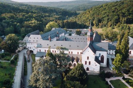 Ein Kloster im hessischen Rheingau wurde zum Schauplatz einer großen Hollywood-Verfilmung. Im Kloster Eberbach fanden die In...