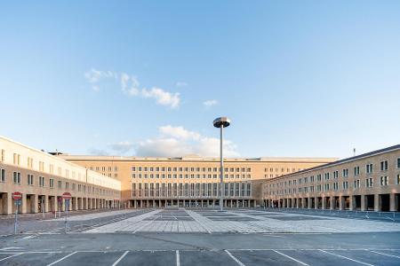 In der Altstadt von Potsdam, auf dem Messegelände Berlin und dem ehemaligen Flughafen Berlin Tempelhof (Bild) fanden Dreharb...