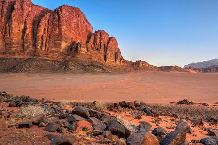 In Jordanien wurde das Wadi Rum durch die Filme weltberühmt. Dort ist es als Wüstenmond Jedha zu sehen, einem heiligen Ort d...