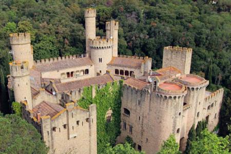 Auch Spanien bietet atemberaubende Schauplätze. Das Castell de Santa Florentina ist in der Serie Teil der Region 