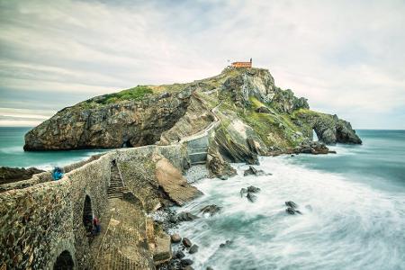 Für die brandneue Staffel sieben wurde unter anderem auf der imposanten Halbinsel Gaztelugatxe im Baskenland gedreht. Ganze ...