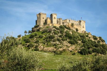 Nicht nur von außen imposant - das Castillo de Almodóvar del Río in Córdoba, Andalusien. In der siebten Staffel werden Fans ...