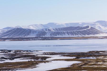 Das Land jenseits der Mauer ist Island. Einer der Drehorte ist sogar ein Naturschutzgebiet, der Myvatn-See.