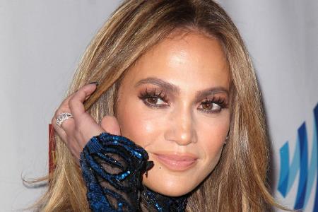 Zu den Verfechterinnen der Theorie, dass zu häufiges Waschen der Haare nicht gesund ist, gehört wohl auch Jennifer Lopez (48).