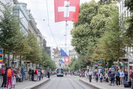 Die hohen Lebenshaltungskosten in der Schweiz sind der Grund dafür, dass für Zürich Platz drei die Endstation bedeutet. Trot...