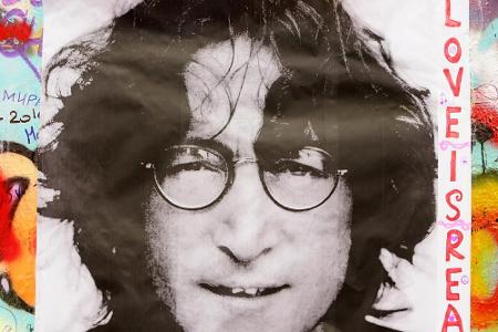 Auch John Lennons Akustikgitarre wurde versteigert. Das Instrument, auf dem er mehrere 