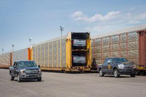 Elektrischer Ford F-150 zieht Eisenbahn-Waggons