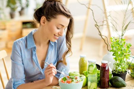 Intuitives Essen bedeutet, zu lernen, auf den eigenen Körper zu hören. Die US-Ernährungstherapeutinnen Elyse Resch und Evely... Intuitives Essen bedeutet, zu lernen, auf den eigenen Körper zu hören. Die US-Ernährungstherapeutinnen Elyse Resch und Evely...