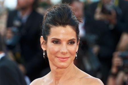 Hollywood-Schauspielerin Sandra Bullock (56) hat einen etwas merkwürdigen Beauty-Trick in petto: Um Falten vorzubeugen, träg...