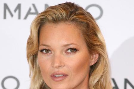 Für Schwellungen und aufgedunsene Haut hat Model Kate Moss (47) einen simplen Trick. Sie rät: 