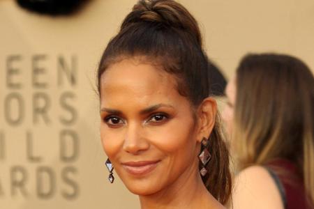 Oscar-Gewinnerin Halle Berry (54) hat einen einfachen Trick für schöne Haut: Sie mischt Kaffeesatz unter ihr Duschgel und be...