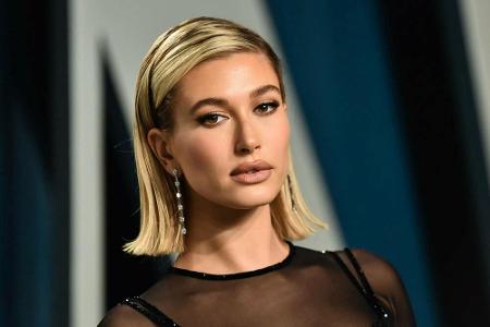 Statt mit einem Pinsel trägt Hailey Bieber (24) ihre Foundation mit den Händen auf. Dabei presst sie die Flüssigkeit eher au...