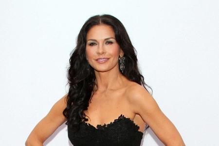 Schauspielerin Catherine Zeta-Jones (51) ist bekannt für ihre langen, vollen Haare. Ihr Geheimnis? Nach dem Haarewaschen tau...