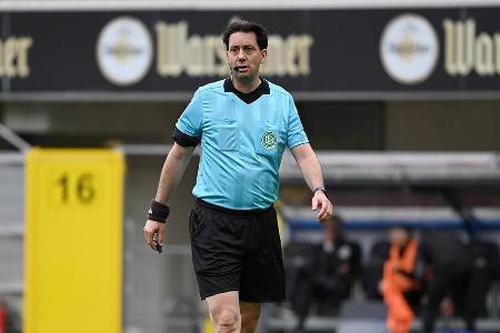 Aufgrund der umstrittenen Alters-Grenze verliert die Bundesliga ihren wohl besten Schiedsrichter. Gräfe ist 47 Jahre alt. La...